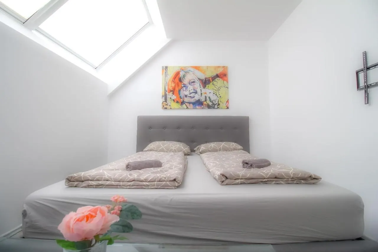 Q Luxurious Duplex Apartment In Praterstern Area Viena